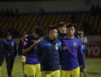 [ẢNH] Hòa khó tin và mất chức vô địch, cầu thủ Hà Nội khóc đẫm nước mắt