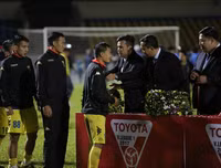 [ẢNH] Hòa khó tin và mất chức vô địch, cầu thủ Hà Nội khóc đẫm nước mắt