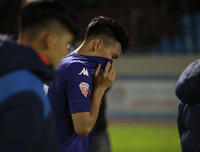 [ẢNH] Hòa khó tin và mất chức vô địch, cầu thủ Hà Nội khóc đẫm nước mắt