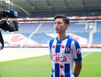 [ẢNH] Đoàn Văn Hậu tươi rói trong ngày ra mắt đội bóng Hà Lan