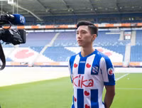 [ẢNH] Đoàn Văn Hậu tươi rói trong ngày ra mắt đội bóng Hà Lan