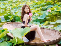 [ẢNH] Vẻ đẹp vạn người mê của fan nữ cầm cờ Việt Nam trên khán đài World Cup 2018