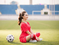 [ẢNH] Vẻ đẹp vạn người mê của fan nữ cầm cờ Việt Nam trên khán đài World Cup 2018