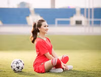 [ẢNH] Vẻ đẹp vạn người mê của fan nữ cầm cờ Việt Nam trên khán đài World Cup 2018