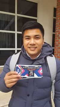 [ẢNH] Nhiều CĐV hớn hở nhận vé xem chung kết lượt về AFF Cup 2018