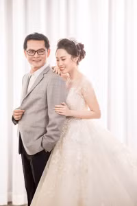 Lộ ảnh cưới của NSND Trung Hiếu và vợ 