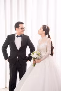 Lộ ảnh cưới của NSND Trung Hiếu và vợ 