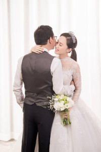 Lộ ảnh cưới của NSND Trung Hiếu và vợ 