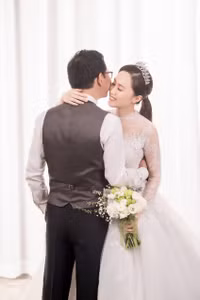 Lộ ảnh cưới của NSND Trung Hiếu và vợ 