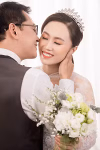 Lộ ảnh cưới của NSND Trung Hiếu và vợ 