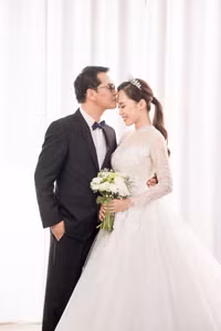 Lộ ảnh cưới của NSND Trung Hiếu và vợ 