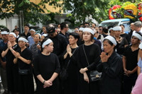 Nghệ sĩ xúc động rơi nước mắt tiễn đưa NSƯT Hoàng Yến