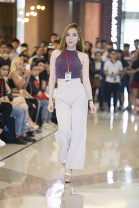 Xuất hiện gương mặt giống hệt Hoàng Thùy