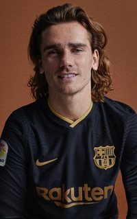 [ẢNH] Barcelona ra mắt áo đấu mới giống hệt áo phụ của... Real Madrid