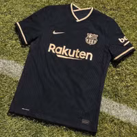 [ẢNH] Barcelona ra mắt áo đấu mới giống hệt áo phụ của... Real Madrid