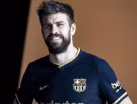 [ẢNH] Barcelona ra mắt áo đấu mới giống hệt áo phụ của... Real Madrid