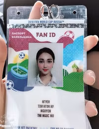[ẢNH] Vẻ đẹp vạn người mê của fan nữ cầm cờ Việt Nam trên khán đài World Cup 2018