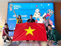 [ẢNH] Vẻ đẹp vạn người mê của fan nữ cầm cờ Việt Nam trên khán đài World Cup 2018
