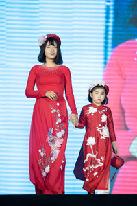 Hồng Quế đưa con gái lên sân khấu diễn áo dài cho bạn thân - Hoa hậu Ngọc Hân