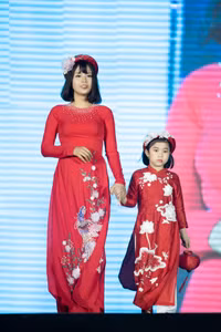 Hồng Quế đưa con gái lên sân khấu diễn áo dài cho bạn thân - Hoa hậu Ngọc Hân