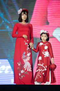 Hồng Quế đưa con gái lên sân khấu diễn áo dài cho bạn thân - Hoa hậu Ngọc Hân