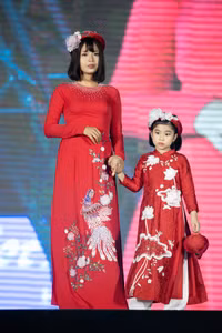 Hồng Quế đưa con gái lên sân khấu diễn áo dài cho bạn thân - Hoa hậu Ngọc Hân