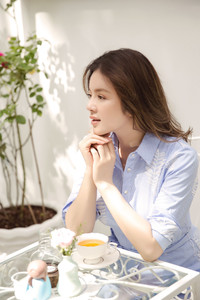 Lý Nhã Kỳ bất ngờ làm bà chủ quán cafe