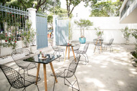 Lý Nhã Kỳ bất ngờ làm bà chủ quán cafe