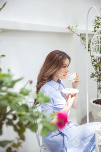 Lý Nhã Kỳ bất ngờ làm bà chủ quán cafe