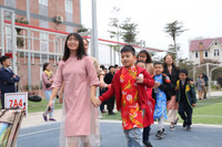 Ngắm học sinh Hà Nội trải nghiệm rán nem, nấu miến bằng bếp củi