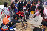 Ngắm học sinh Hà Nội trải nghiệm rán nem, nấu miến bằng bếp củi