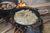 Ngắm học sinh Hà Nội trải nghiệm rán nem, nấu miến bằng bếp củi