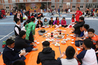 Ngắm học sinh Hà Nội trải nghiệm rán nem, nấu miến bằng bếp củi