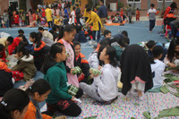 Ngắm học sinh Hà Nội trải nghiệm rán nem, nấu miến bằng bếp củi