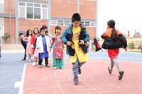 Ngắm học sinh Hà Nội trải nghiệm rán nem, nấu miến bằng bếp củi