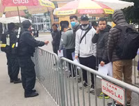 [ẢNH] Nhiều CĐV hớn hở nhận vé xem chung kết lượt về AFF Cup 2018