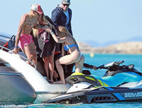 [ẢNH] Sao Liverpool tung tăng trên biển cùng vợ xinh trước thềm chung kết C1