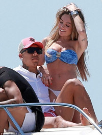 [ẢNH] Sao Liverpool tung tăng trên biển cùng vợ xinh trước thềm chung kết C1