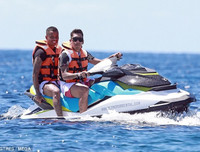 [ẢNH] Sao Liverpool tung tăng trên biển cùng vợ xinh trước thềm chung kết C1