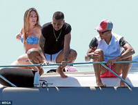 [ẢNH] Sao Liverpool tung tăng trên biển cùng vợ xinh trước thềm chung kết C1