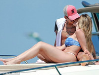 [ẢNH] Sao Liverpool tung tăng trên biển cùng vợ xinh trước thềm chung kết C1