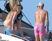 [ẢNH] Sao Liverpool tung tăng trên biển cùng vợ xinh trước thềm chung kết C1