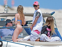 [ẢNH] Sao Liverpool tung tăng trên biển cùng vợ xinh trước thềm chung kết C1