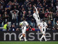 [ẢNH] Ronaldo quằn quại đau khổ khi Juve bị loại ở Champions League