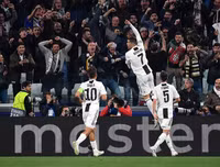 [ẢNH] Ronaldo quằn quại đau khổ khi Juve bị loại ở Champions League