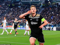 [ẢNH] Ronaldo quằn quại đau khổ khi Juve bị loại ở Champions League