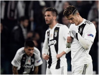 [ẢNH] Ronaldo quằn quại đau khổ khi Juve bị loại ở Champions League