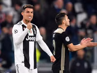 [ẢNH] Ronaldo quằn quại đau khổ khi Juve bị loại ở Champions League
