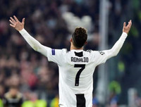 [ẢNH] Ronaldo quằn quại đau khổ khi Juve bị loại ở Champions League