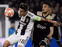 [ẢNH] Ronaldo quằn quại đau khổ khi Juve bị loại ở Champions League